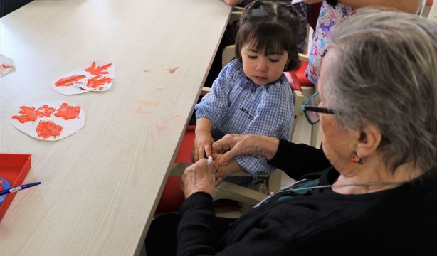 Madrid diseña un proyecto piloto para integrar escuelas infantiles en residencias de mayores