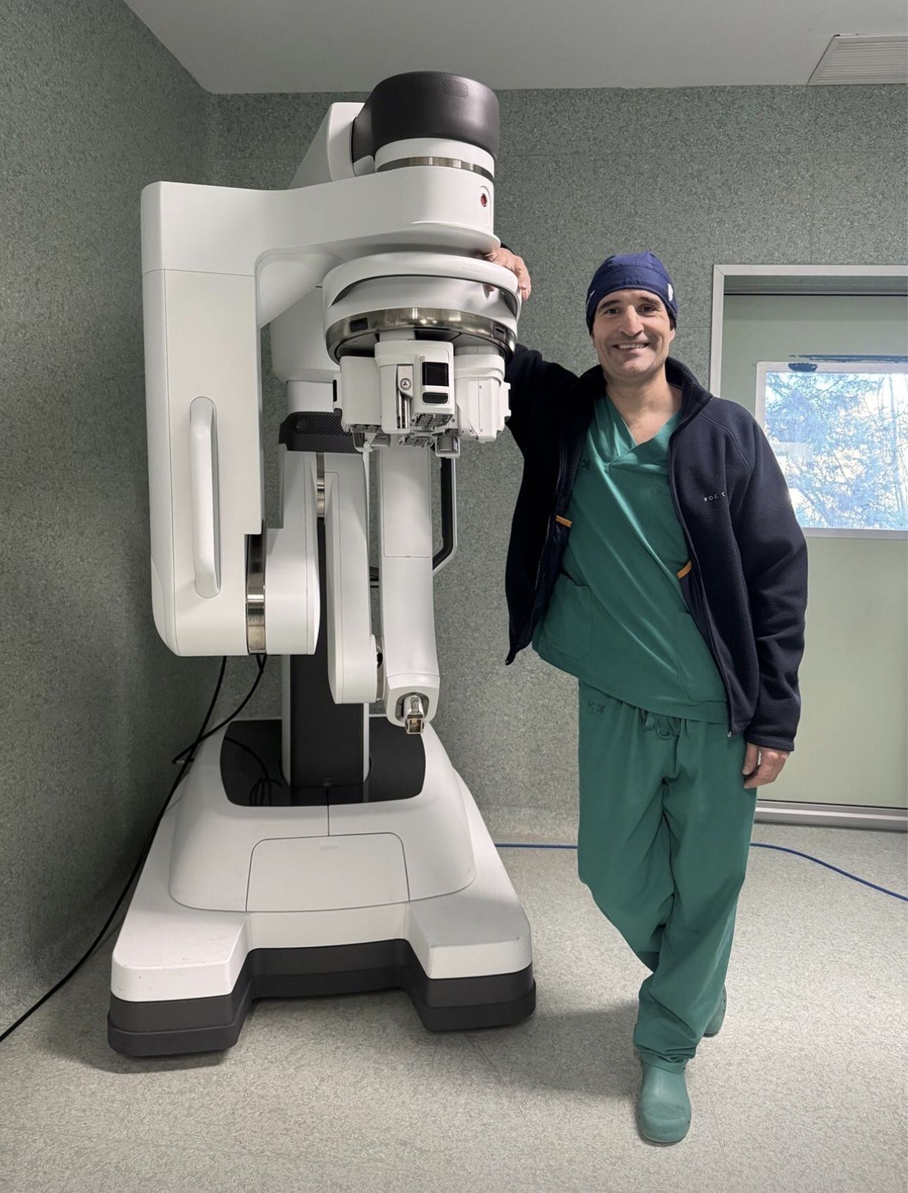 El director del Departamento de Urología de HM Hospitales y de ROC Clinic, el doctor Javier Romero-Otero, junto a un robot quirúrgico 'da Vinci'. Fuente: EuropaPress.
