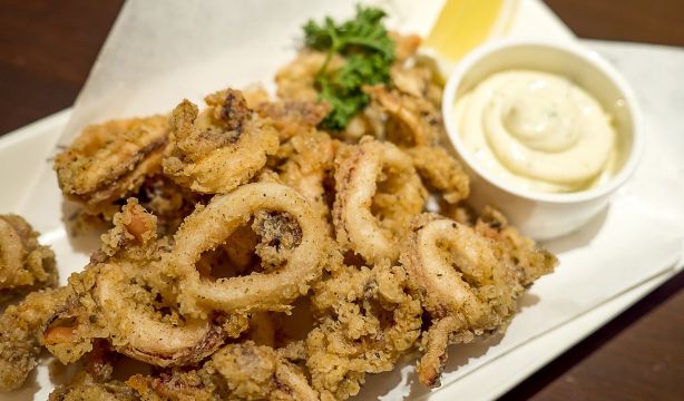 Dani García revela el truco para cocinar calamares fritos y que queden como los del bar. Fuente: bigstock.