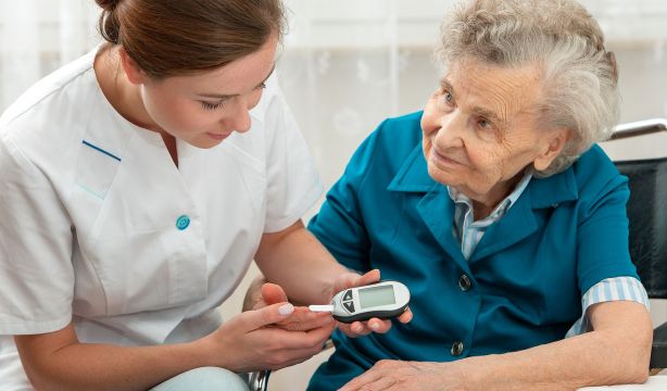 Diabetes en la tercera edad: el reto de la educación. (Bigstock)