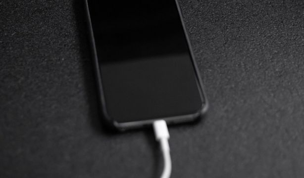 ¿Daña la carga rápida la batería del móvil? Un experimento da la respuesta Fuente: UNSPLASH / ANDREAS HASLINGER / EuropaPress.