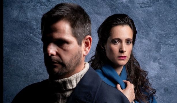 Llega al Teatro Español 'El desconocido', un intenso retrato de la memoria, la identidad y el amor