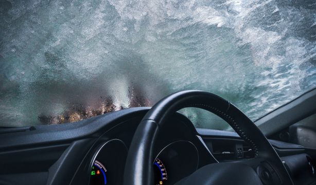 El truco para desempañar los cristales del coche este invierno: solo necesitas una pastilla de jabón (Bigstock)