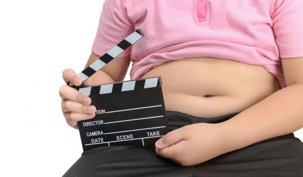 La presencia de personajes gordos sigue ausente en la ficción española. Foto: Bigstock.