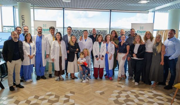 Dona al hospital una máquina como la que le salvó tras estar 82 días en estado crítico por Covid