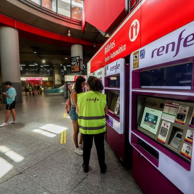 EuropaPress 4643964 trabajadora renfe habla viajera delante maquinas expendedoras billetes