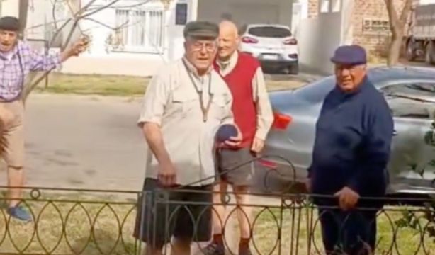 VÍDEO: Recrean cómo era su infancia jugando en la calle y conmueven en las redes (Bomberos Villegas)