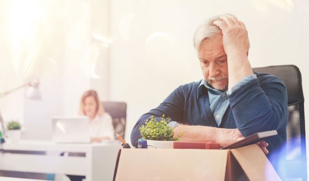 Acepta bajarse el sueldo para conservar su empleo hasta la jubilación y la empresa le despide al año