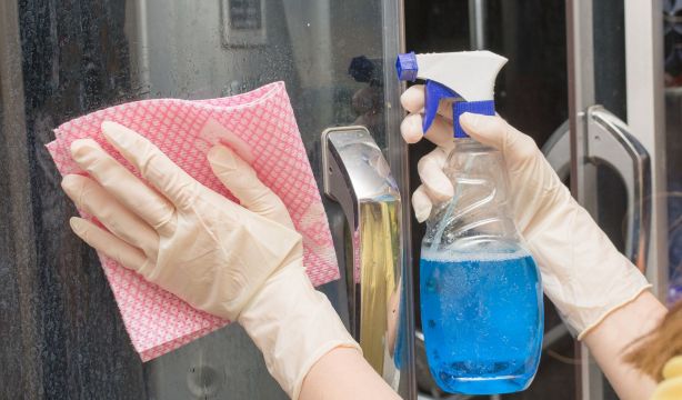 El truco definitivo para limpiar la mampara de la ducha y dejarla reluciente 