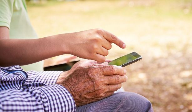 Cooperación intergeneracional: jóvenes enseñan a mayores a usar el smartphone en talleres gratuitos