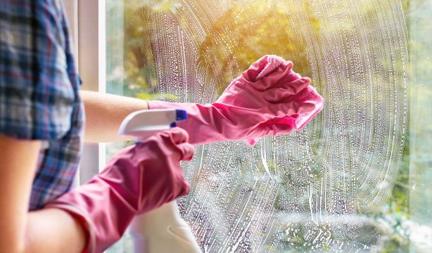 El truco viral para conseguir cristales brillantes y sin marcas