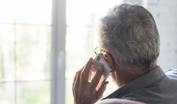 Victoria para los mayores: aprobada al fin la ley que fija el derecho a ser atendido por una persona