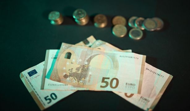 Casi el 80% de los mayores de 65 años sigue prefiriendo pagar en efectivo. Fuente: EuropaPress.