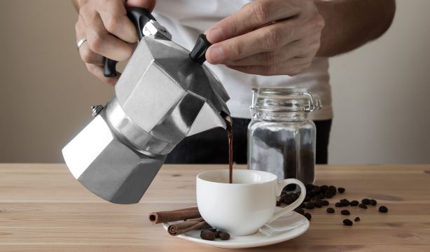 El truco viral para preparar café con leche en la cafetera italiana. Foto: Bigstock.