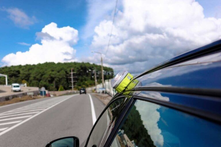 La V16 debe colocarse en la parte más alta del coche a la que se tenga acceso desde su interior. Fuente: EuropaPress.