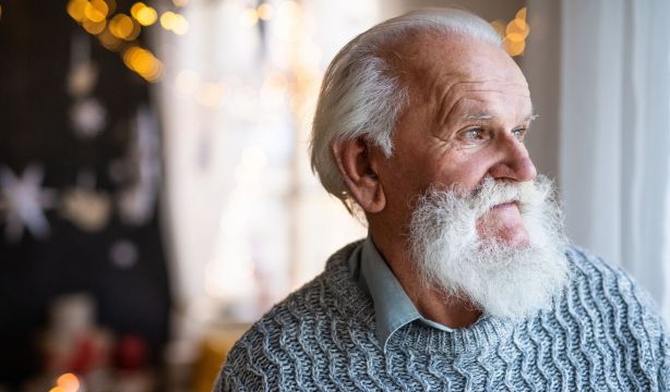 Vuelve 'Juntos por Navidad' para hacer frente a la soledad de los mayores de Galicia estas fiestas (Bigstock)