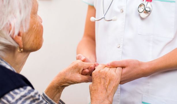 La Comunidad de Madrid se une al Colegio de Médicos para acelerar los trámites de la dependencia