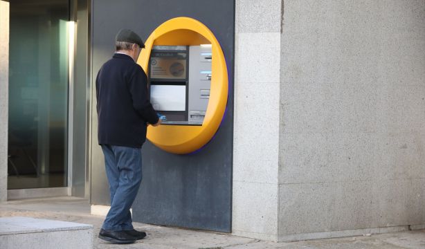 Así funciona el 'truco del billete', la nueva estafa en los cajeros automáticos