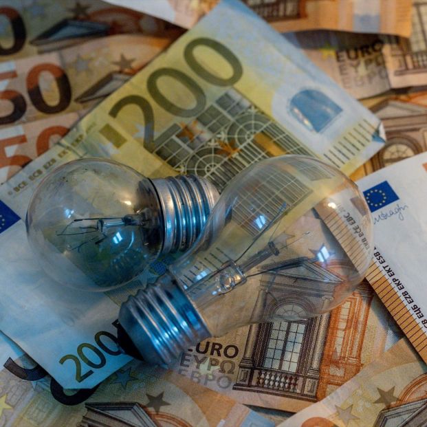 EuropaPress 6442569 dos bombillas billetes enero 2025 madrid espana gobierno central eliminado EuropaPress 6442569 dos bombillas billetes enero 2025 madrid espana gobierno central eliminado