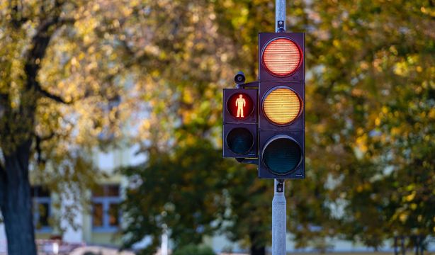 Evita las multas: esto debes hacer exactamente ante un semáforo en amarillo