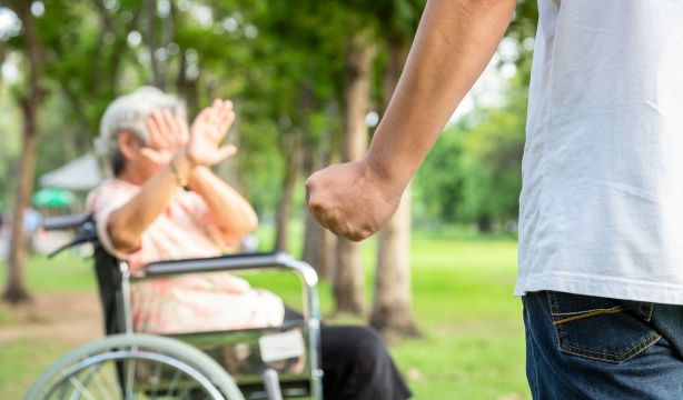 La Universidad Complutense de Madrid reclama una Ley contra el maltrato al mayor