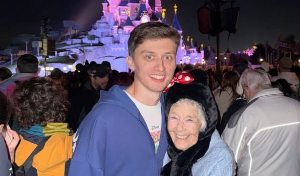 VÍDEO: Sorprende a su abuela con un viaje a Disneyland y conmueve en las redes (Instagram: @henry.calvert) VÍDEO: Sorprende a su abuela con un viaje a Disneyland y conmueve en las redes (Instagram: @henry.calvert)