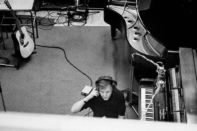 Paul McCartney grabando en el estudio en 2018. Fuente: Europa Press.
