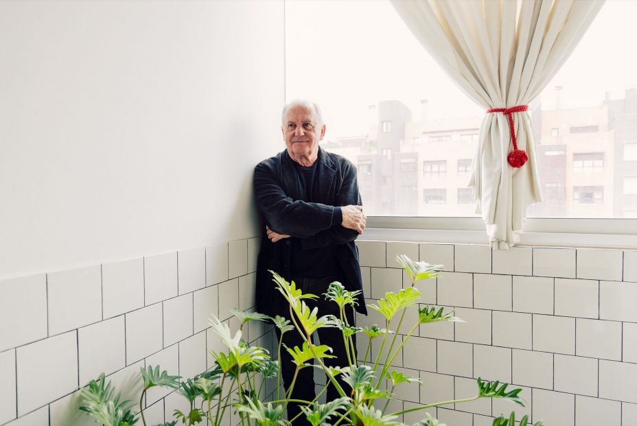 El cantautor Víctor Manuel posa para Europa Press, a 20 de noviembre de 2025, en Madrid (España).