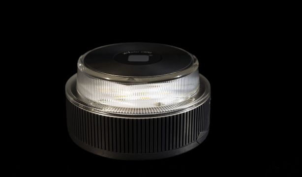 La baliza V-16 conectada será obligatoria desde 2026. Foto: Bigstock.