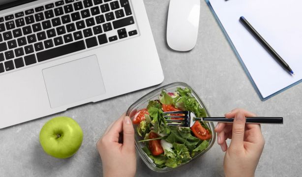 El Tribunal Supremo establece que la pausa de comida es trabajo si no hay desconexión total