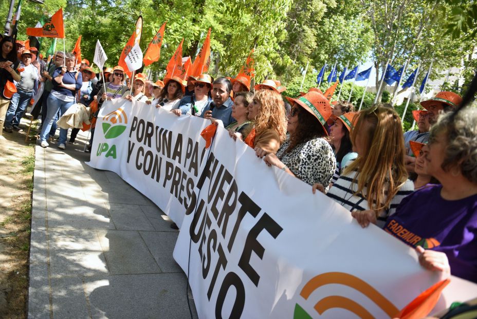 EuropaPress 6735599 varias personas pancarta concentracion agricultores convocada union