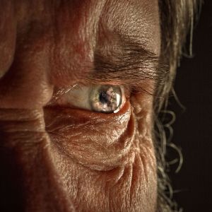 25N: CEOMA reclama políticas públicas específicas para combatir la violencia a mujeres mayores (Bigstock)