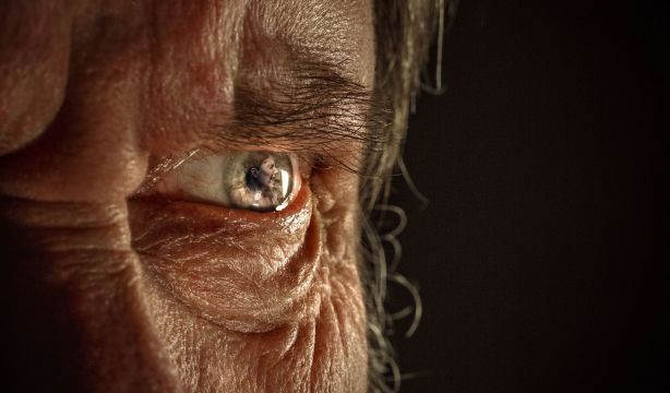 25N: CEOMA reclama políticas públicas específicas para combatir la violencia a mujeres mayores (Bigstock)