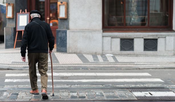 Las ciudades se han construido excluyendo a los mayores: "No fueron la prioridad política"