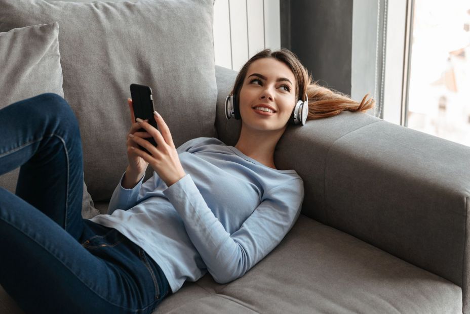 Mejores aplicaciones para escuchar la radio en el móvil. Mujer escuchando música en streaming (BigStock) Mejores aplicaciones para escuchar la radio en el móvil. Mujer escuchando música en streaming (BigStock)