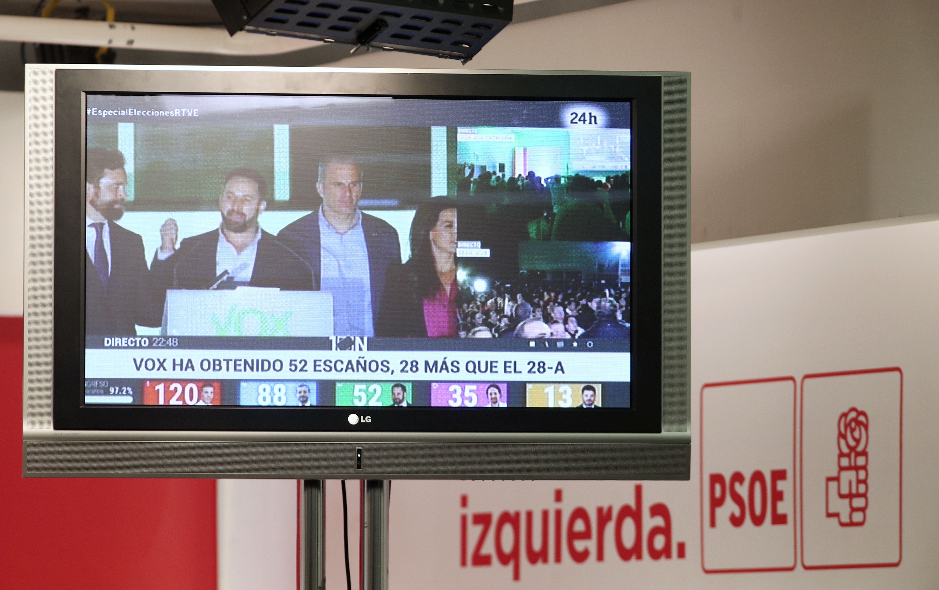EuropaPress 2479639 Afiliados del Partido Socialista ven en una de las pantallas de la sede del partido a los dirigentes de Vox como celebran sus buenos resultados electorales durante la noche electoral del 10N en Madrid (España) donde el 