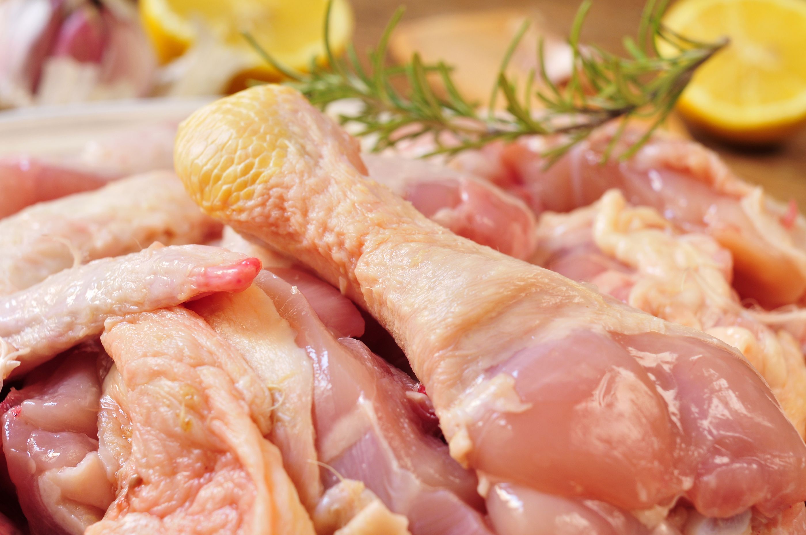 El engaño del pollo de corral y el color anaranjado