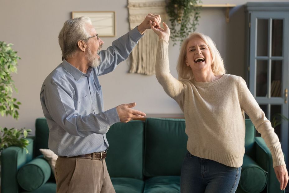 Pareja bailando para mantener su forma física Pareja bailando para mantener su forma física