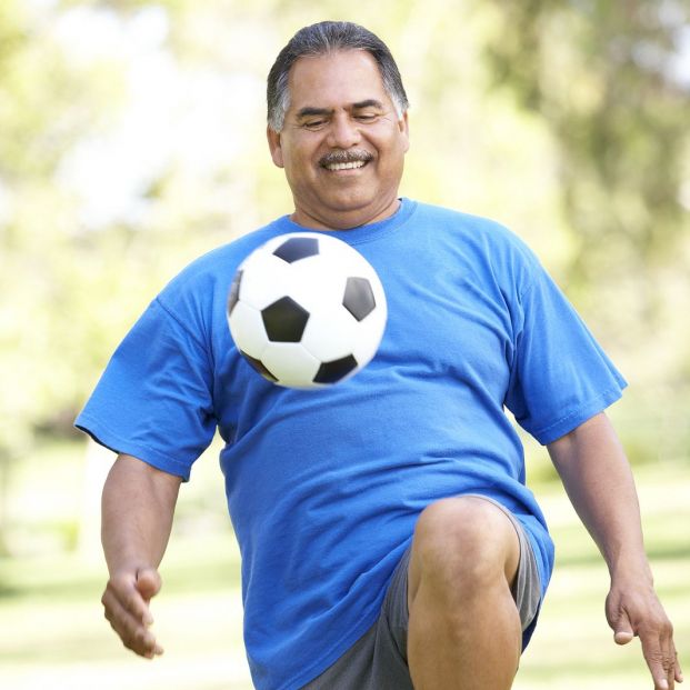 Hombre jugando al fútbol en el parque (BigStock) Hombre jugando al fútbol en el parque (BigStock)