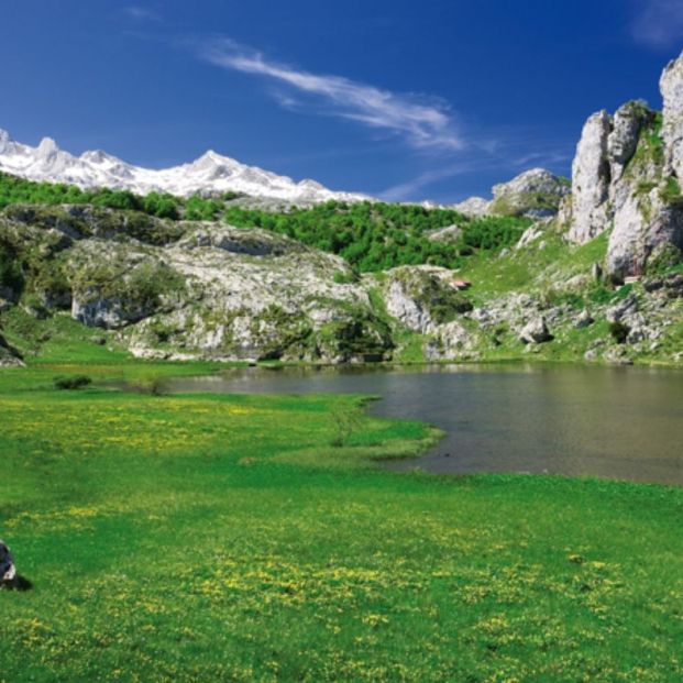 Lago Ercina en los Picos de Europa (https://www.turismoasturias.es/) Lago Ercina en los Picos de Europa (https://www.turismoasturias.es/)