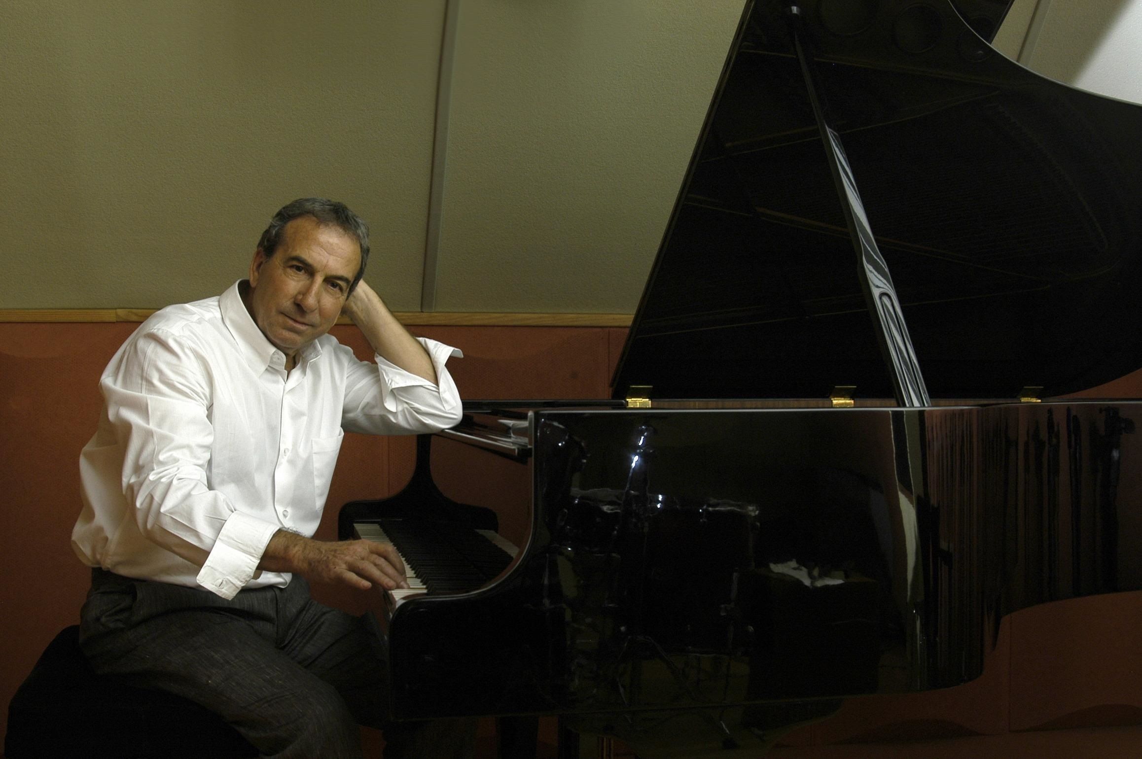 José Luis Perales, el arte de la sencillez en los escenarios, anuncia su retirada a sus 74 años