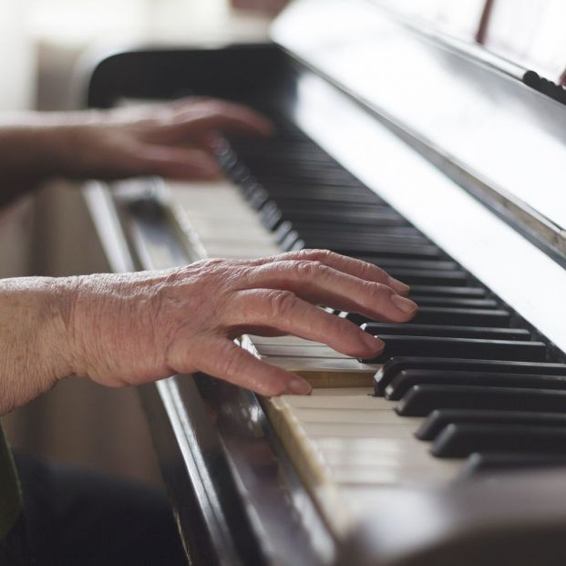 Estos son los beneficios de tocar el piano cuando se tienen más de 60 años Estos son los beneficios de tocar el piano cuando se tienen más de 60 años