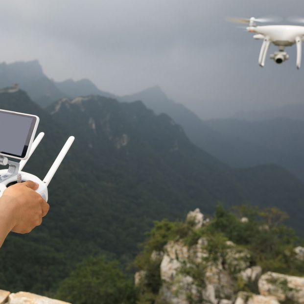 Persona manejando un dron Persona manejando un dron