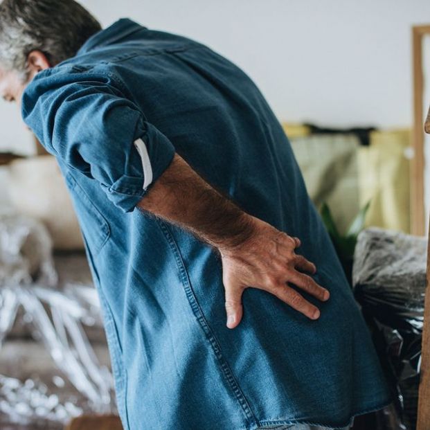 Hombre con dolor de espalda Hombre con dolor de espalda