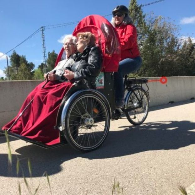 'En Bici Sin Edad' una iniciativa para llevar a los mayores a bordo de un triciclo eléctrico 'En Bici Sin Edad' una iniciativa para llevar a los mayores a bordo de un triciclo eléctrico