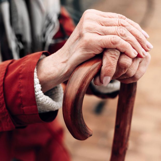 Bastón o andador cuándo es recomendable cada uno (Bigstock) Bastón o andador cuándo es recomendable cada uno (Bigstock)