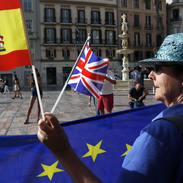 EuropaPress 2384685 Una mujer sujeta la bandera europea junto a la española y la británica en la plaza de La Constitución de la capital malagueña donde británicos llegados de distintos puntos de La Axarquía y de la Costa del Sol se ma