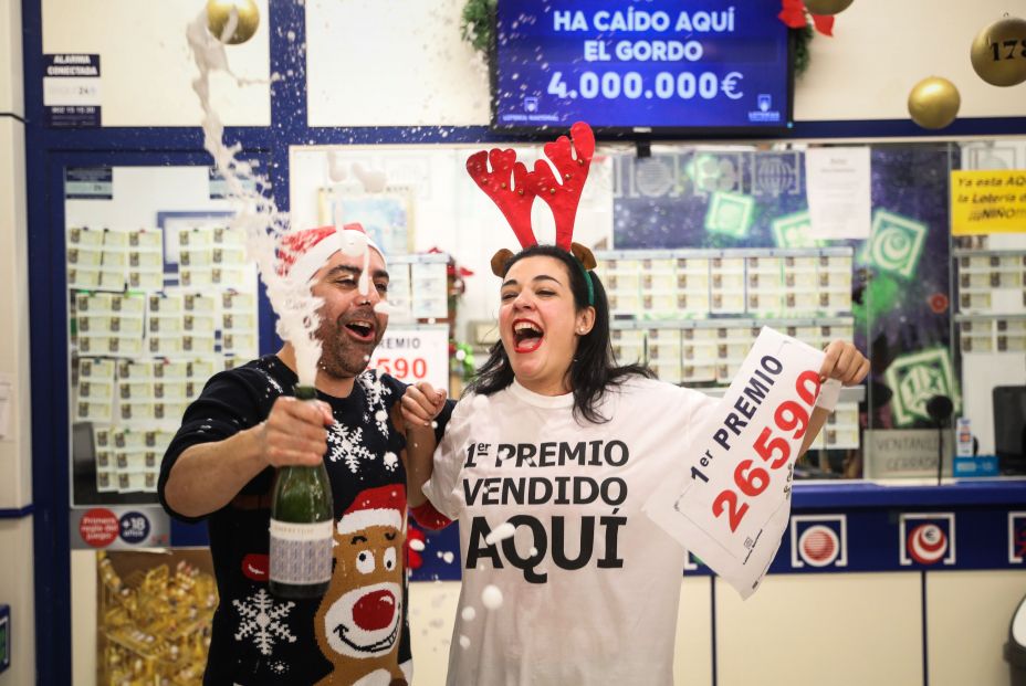 Loteria Navidad 2019. Una serie de el “Gordo” cae en Sevilla. El lotero José María Nogales de la administración nº 94 de lotería, junto a su mujer celebran repartir el primer premio de la lotería de navidad. Loteria Navidad 2019. Una serie de el “Gordo” cae en Sevilla. El lotero José María Nogales de la administración nº 94 de lotería, junto a su mujer celebran repartir el primer premio de la lotería de navidad.