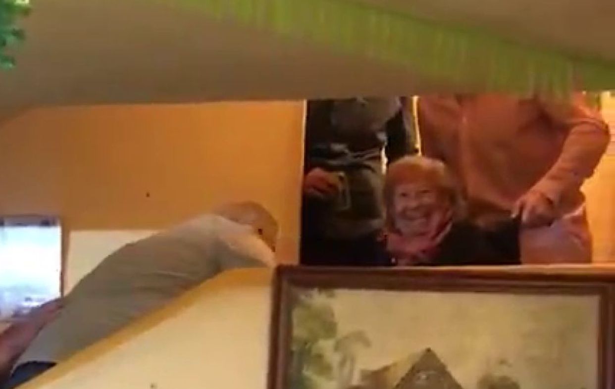 El vídeo más divertido de la Navidad: así bajan a cenar a una abuela en silla de ruedas