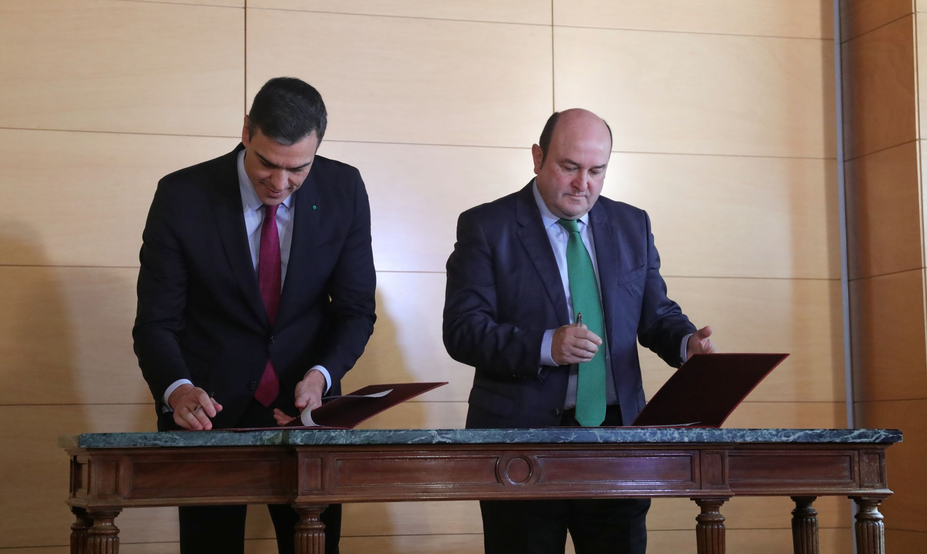 EuropaPress 2567990 El presidente del Gobierno en funciones Pedro Sánchez (izq) y el presidente del EBB del PNV Andoni Ortuzar (dech) firman el acuerdo entre el PSOE y el PNV para la investidura de Pedro Sánchez en el Congreso de los Dipu